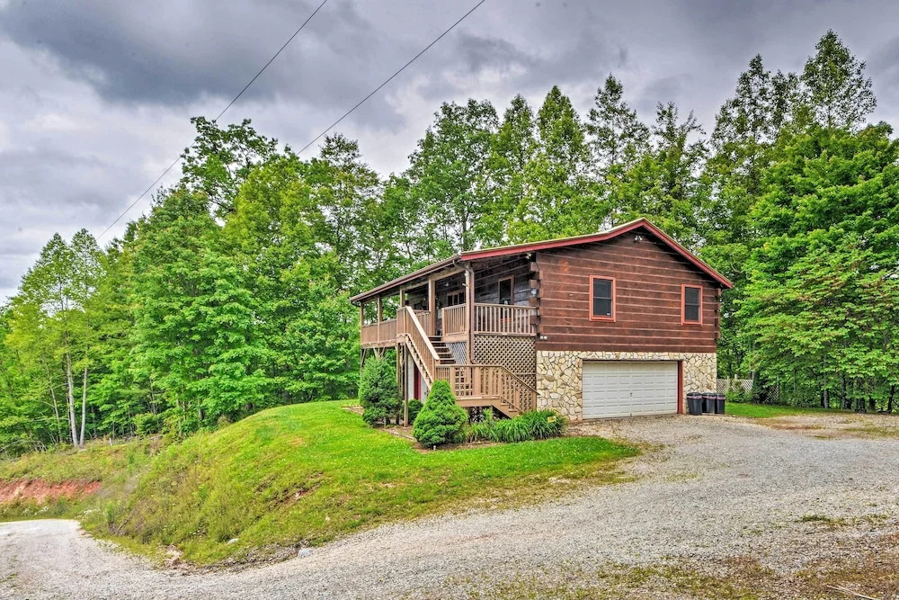 Bryson City Cabin w/ Hot Tub, Views & Pool Table!