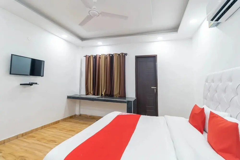 Paradise Studio by OYO Rooms