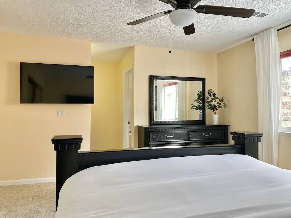 DT Reno - Classy Vacation Home w Backyard Patio