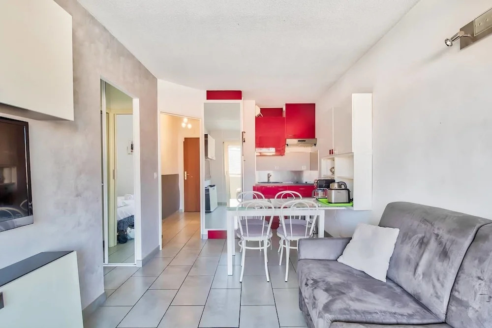 2 Rooms With Parking and Balcony, Heart of Cannes