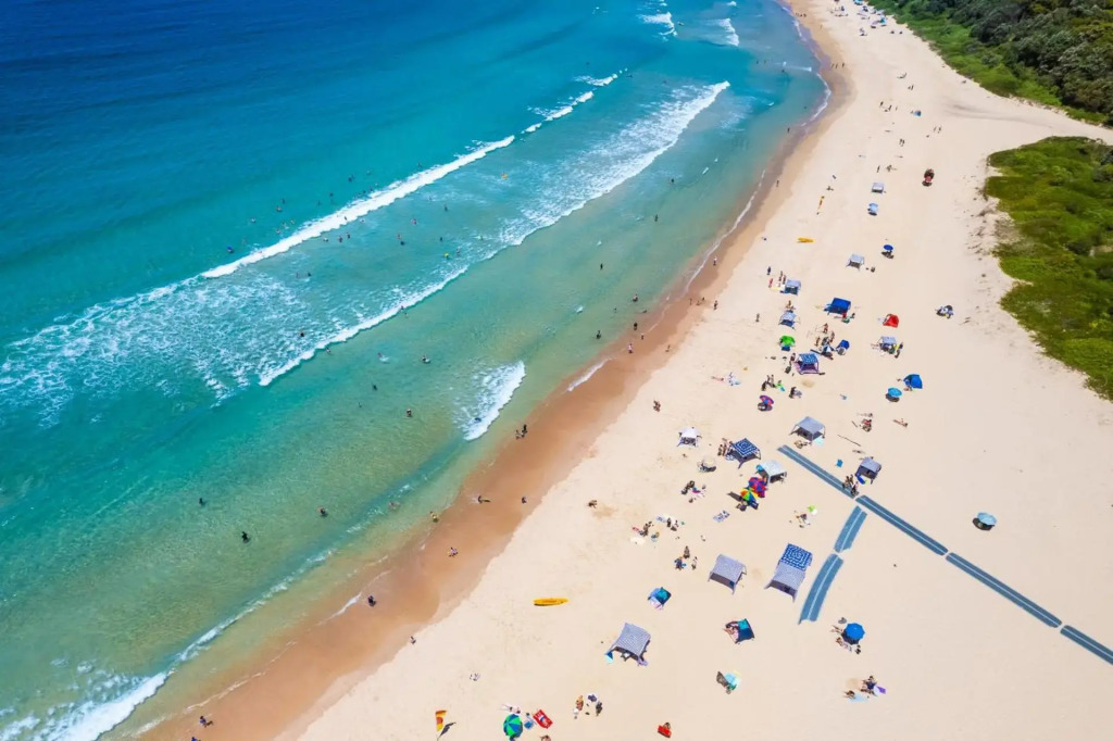 14 'The Dunes', 38 Marine Dr - Large Unit With Pool, Tennis Court And Directly Across From Fingal