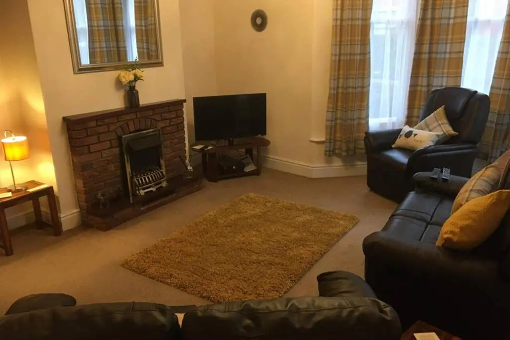 Spacious & Cozy Mid Wales Town Centre Apartment, With Bike Storage