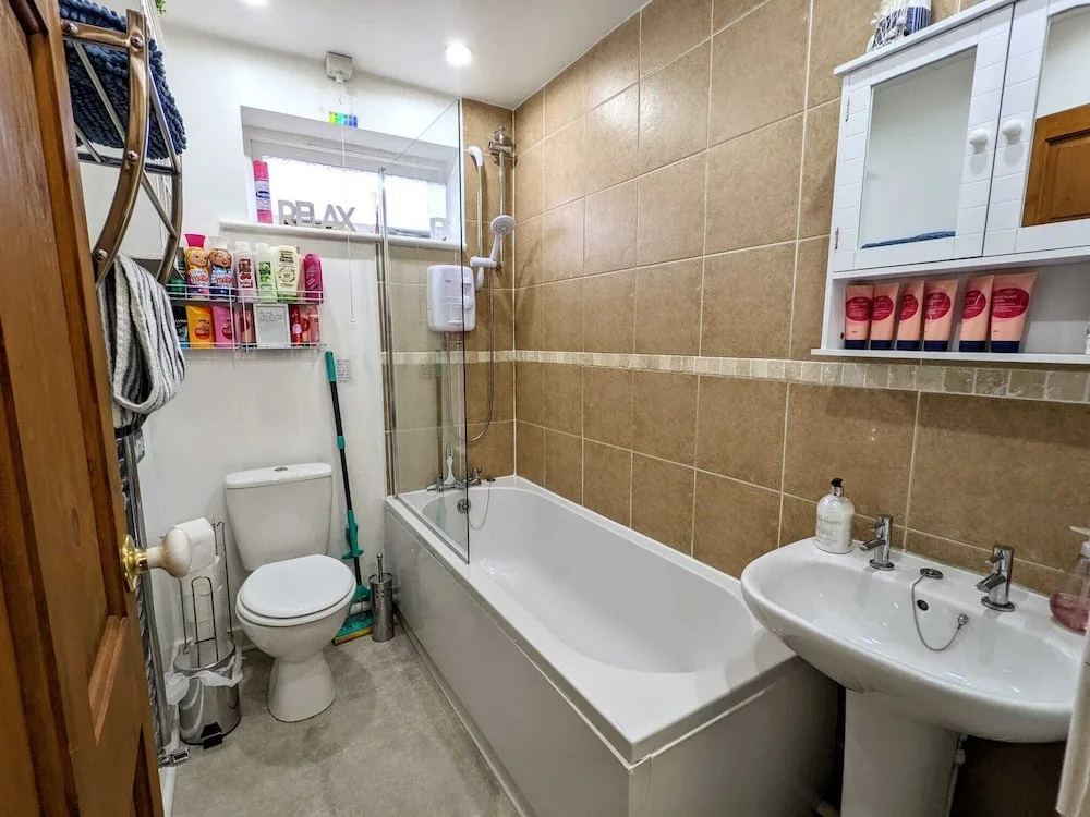 Beautiful 2 Bedroom House in Quiet Location