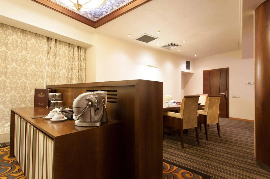 Metropolis Hotel