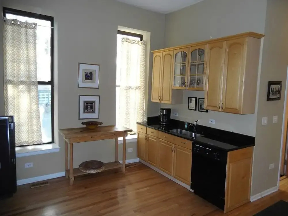 Bucktown, Urban Luxury and Convenience, Near L Train Stop at Western