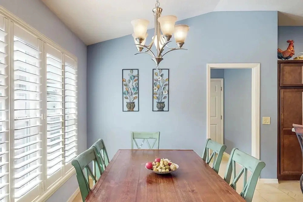 The Cove House: Walk to Brownwood Sq