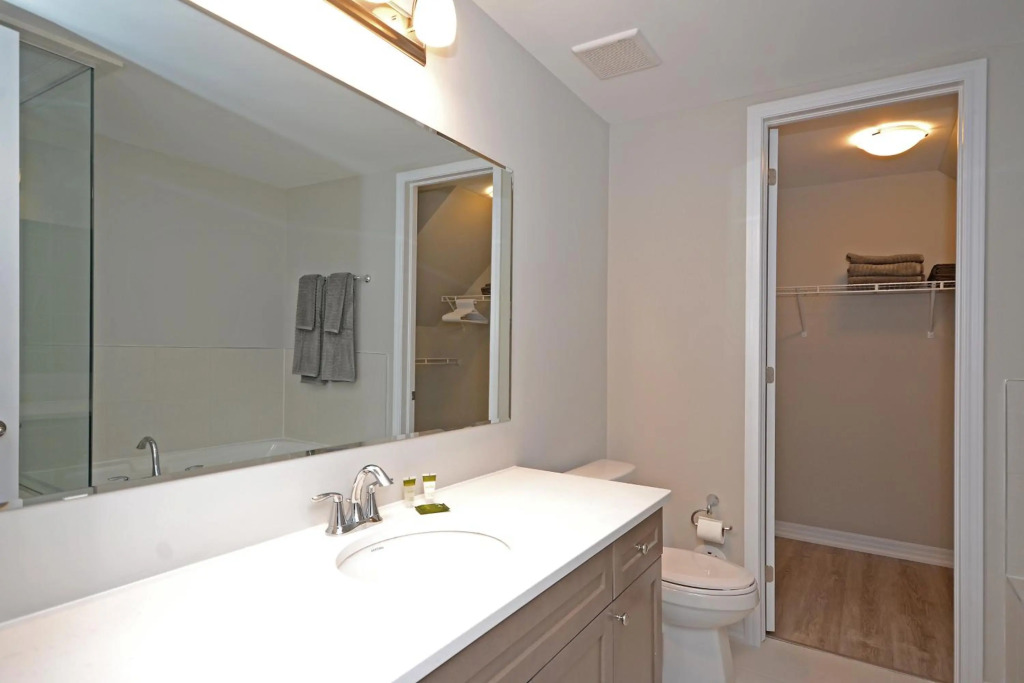 Royal Stays Townhome Collection - 3 Bedroom Townhome in Oakville