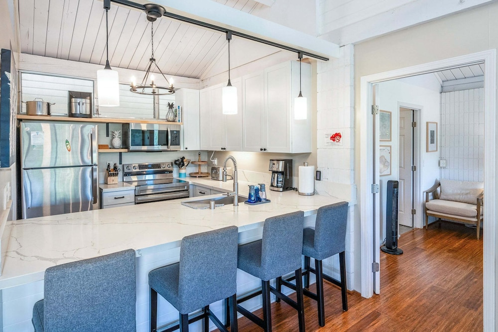 Haleakala Shores A-411 - Modern 2br/2ba, 2 King Beds, Sleeps 4, Split AC, Wi-fi