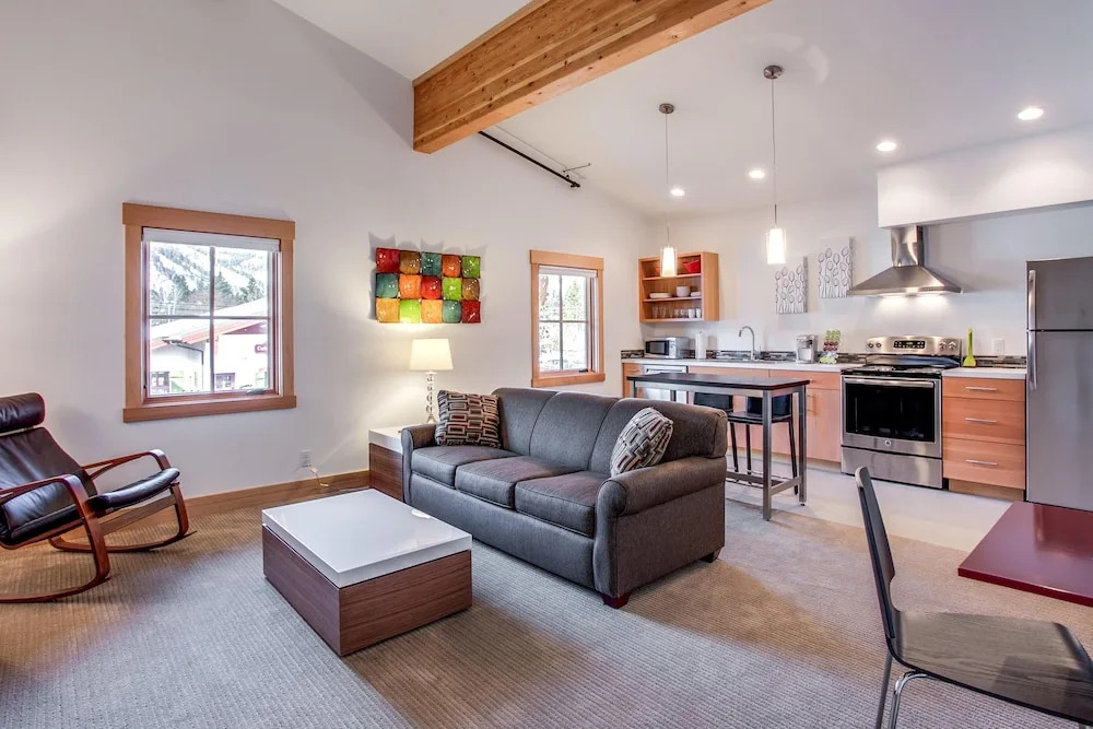 Front Street Suites