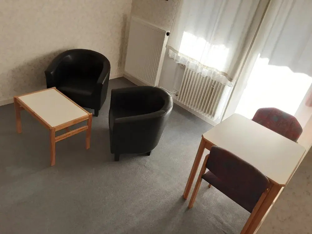 Apartmenthaus am Waldrand- Küche - Frühstück - Balkon