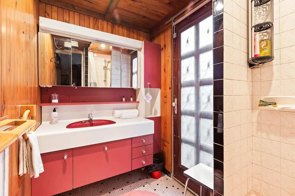 Red and Rustic Home Near Bois de Vincennes for 7 pax