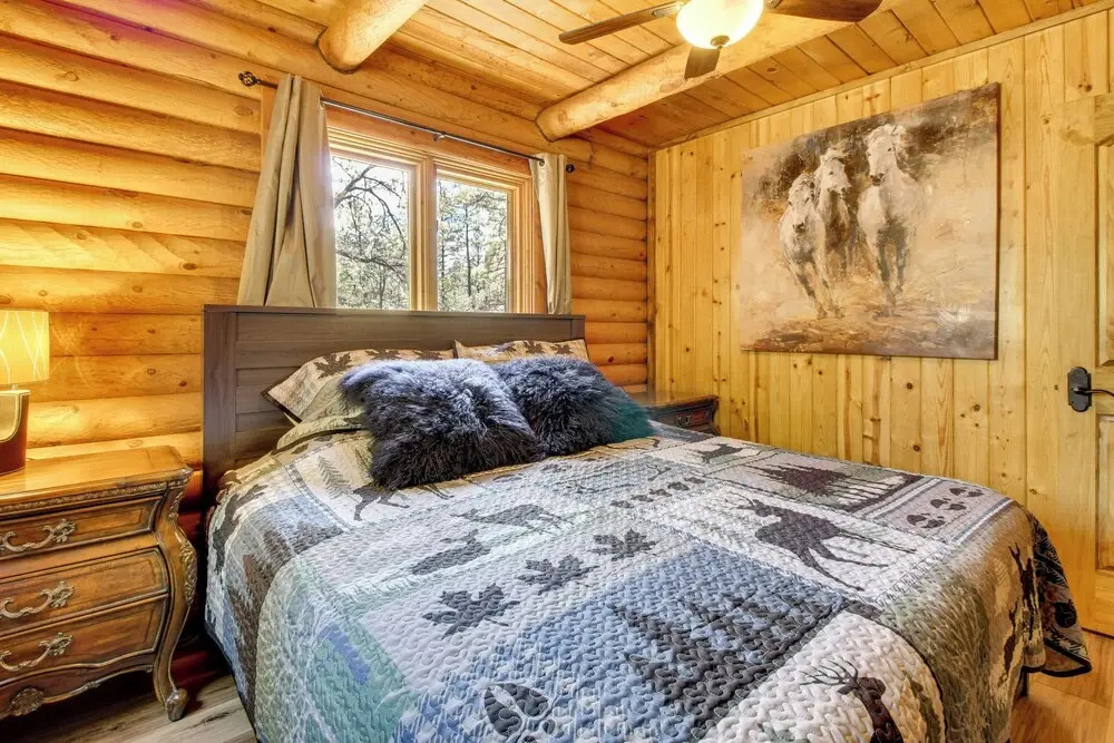 Cozy Log Cabin on 1/2 Acre in Lakeside!