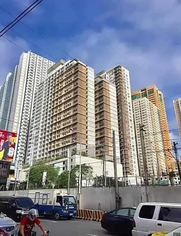 2BR/Pioneer Woodland connected to Metro Rail Station SM Light Boni Mandaluyong Manila Philippines