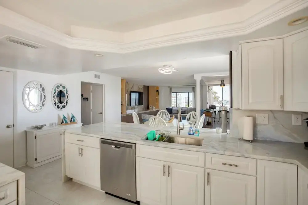 4 Mi to Lovers Key SP: Modern Condo w/ Ocean Views