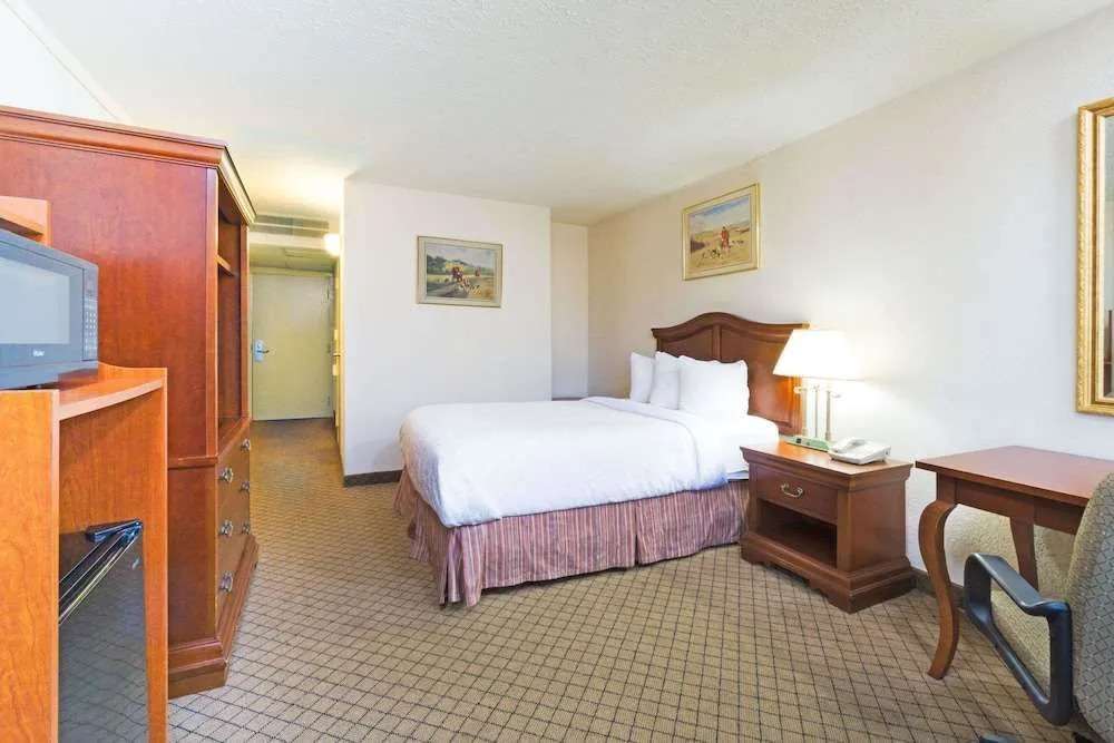 Holiday Inn Hotel And Suites