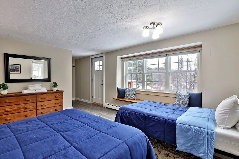 The Killington Bigelow Chalet: Large Ski Home. 8 Br/4.5 Ba/16 People. Hot Tub. Shuttle. Game Room. 8 Bedroom Home