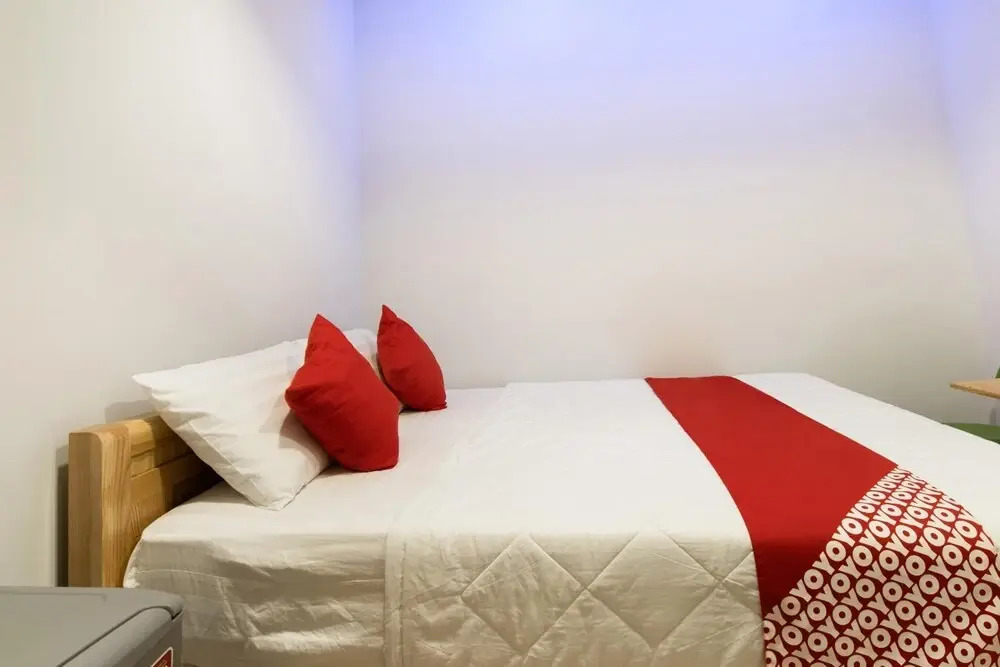OYO 471 White 1 Hotel