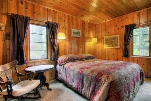 Twin Top Lakefront 6 Br Cabin by RedAwning