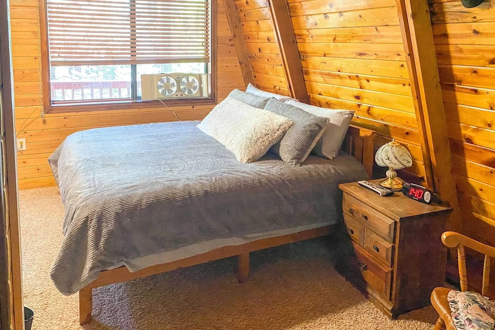 Near Hiking & Golfing: Munds Park Cabin w/ Deck!