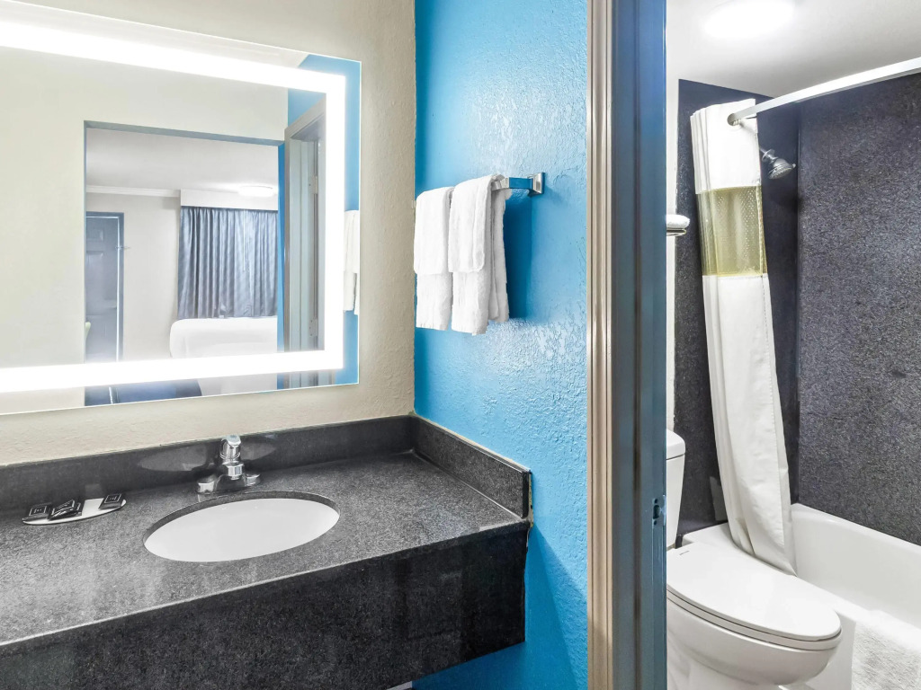 Days Inn by Wyndham Houston East