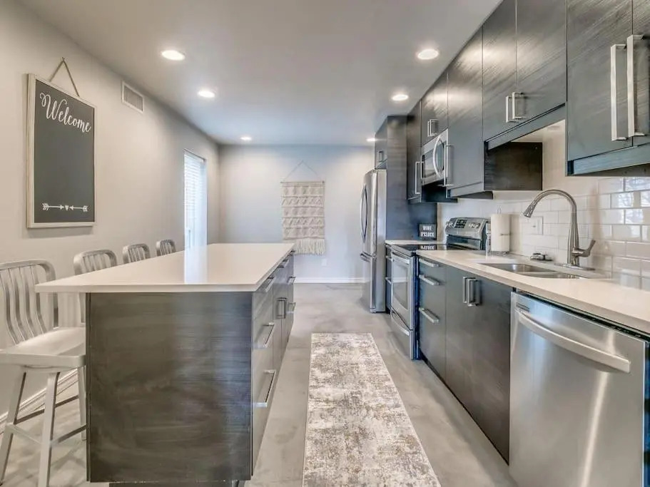 Cozy Condo Close to Everything