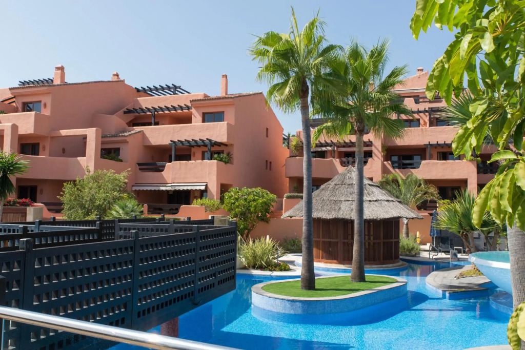 Luxurious Two Bedroom Apartment in Mar Azul, Estepona