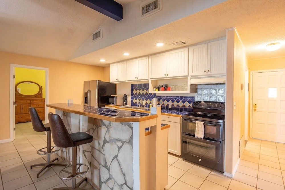LAKESHORE ESCAPE - 3 Br Home