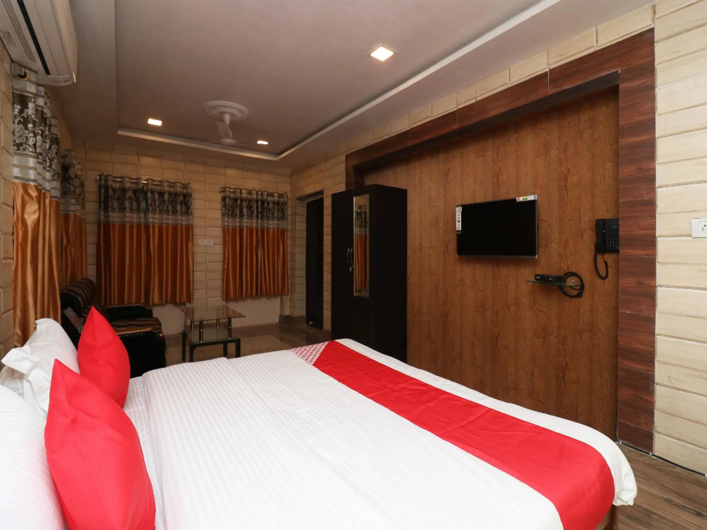 FabHotel Golden Suites