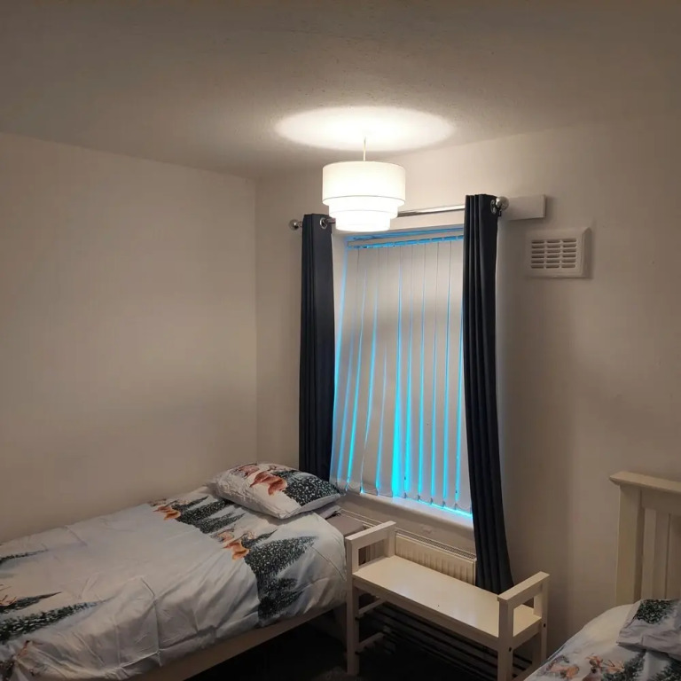 Knotty Ash - 3 Beds - Sleeps 6 - On-site Parking