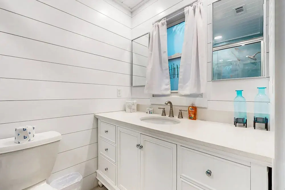 Inviting Beach House - Walk to Beach, Shopping & Dining
