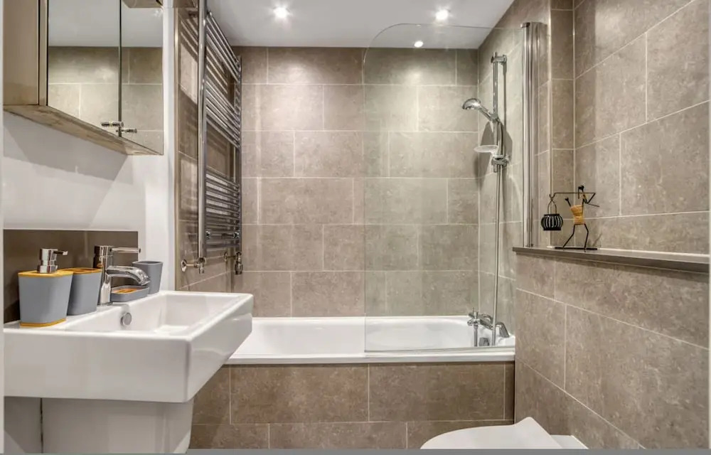 3-bed 2-bath Wembley Apartment With Free Parking