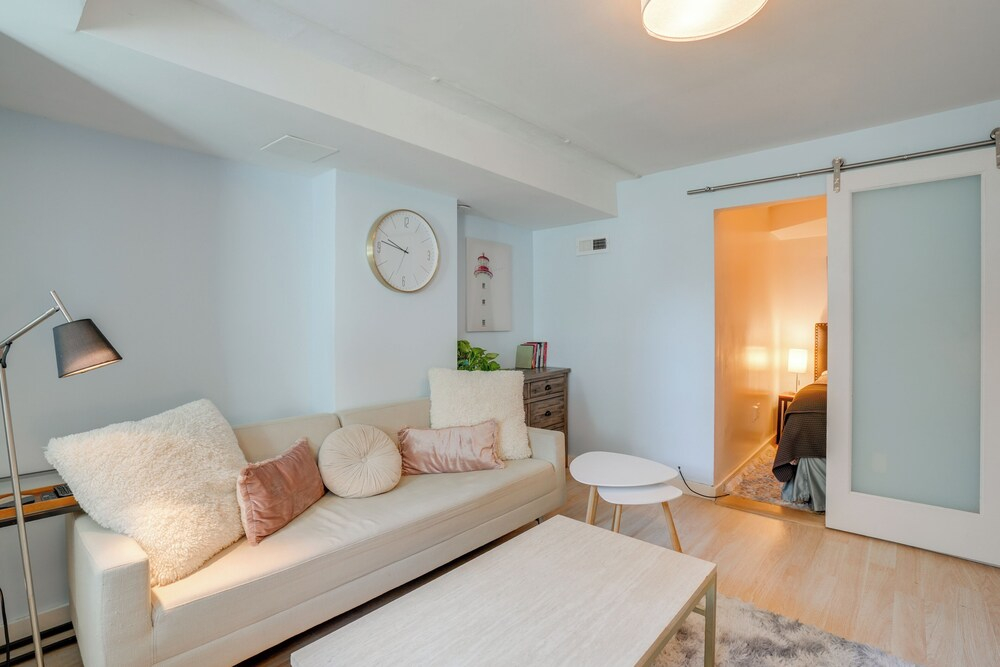 2 Mi to Dtwn: Boston Townhome Near Beaches!