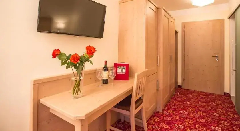 Gästehaus Schusser an der Therme, Frühstück, Doppelzimmer und Ferienwohnung