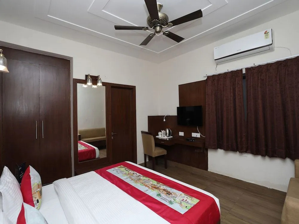 OYO 10380 Hotel The Green Majestic