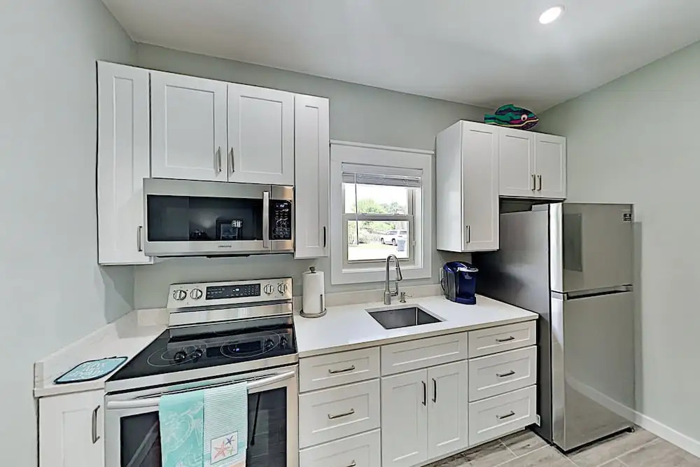 Walk To Beach! Modern Getaway With New Full Kitchen - 2 Bedroom Apts