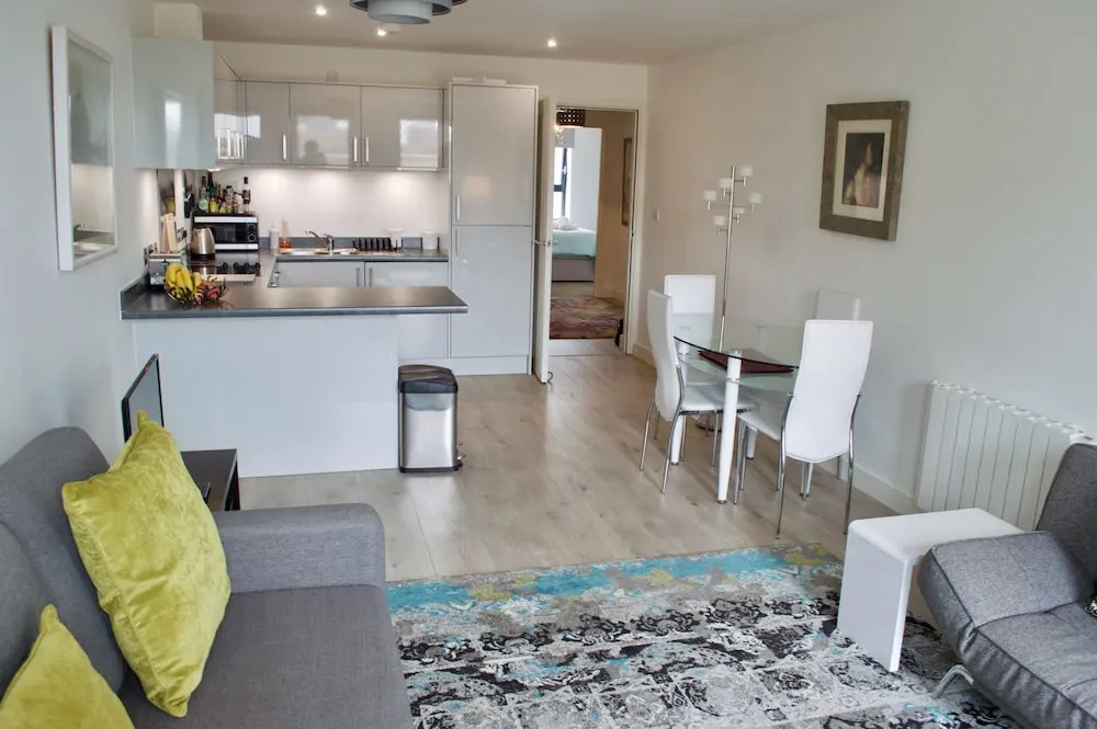 Central 2 Bedroom Apartment With Free Parking