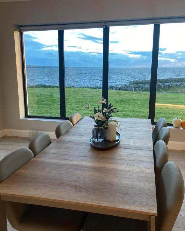 Spectacular ocean views & minutes to Cliffs- Clahane Shore Lodge