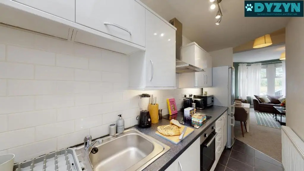 Taff Towers - Deluxe 2 Bed Cardiff City Center Apartment - Street Parking - By DYZYN