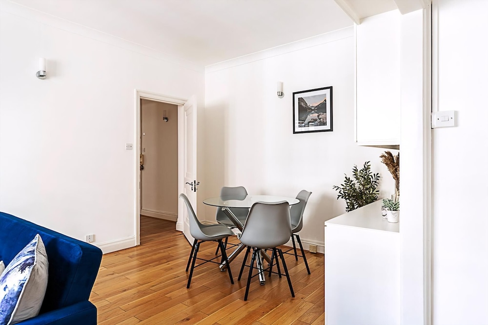 Modern 2 Bedroom Flat Near Queensway