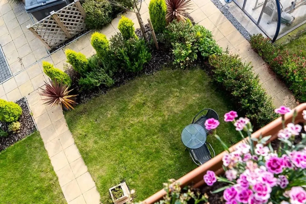 Modern Canalside City Townhouse - Parking & Garden