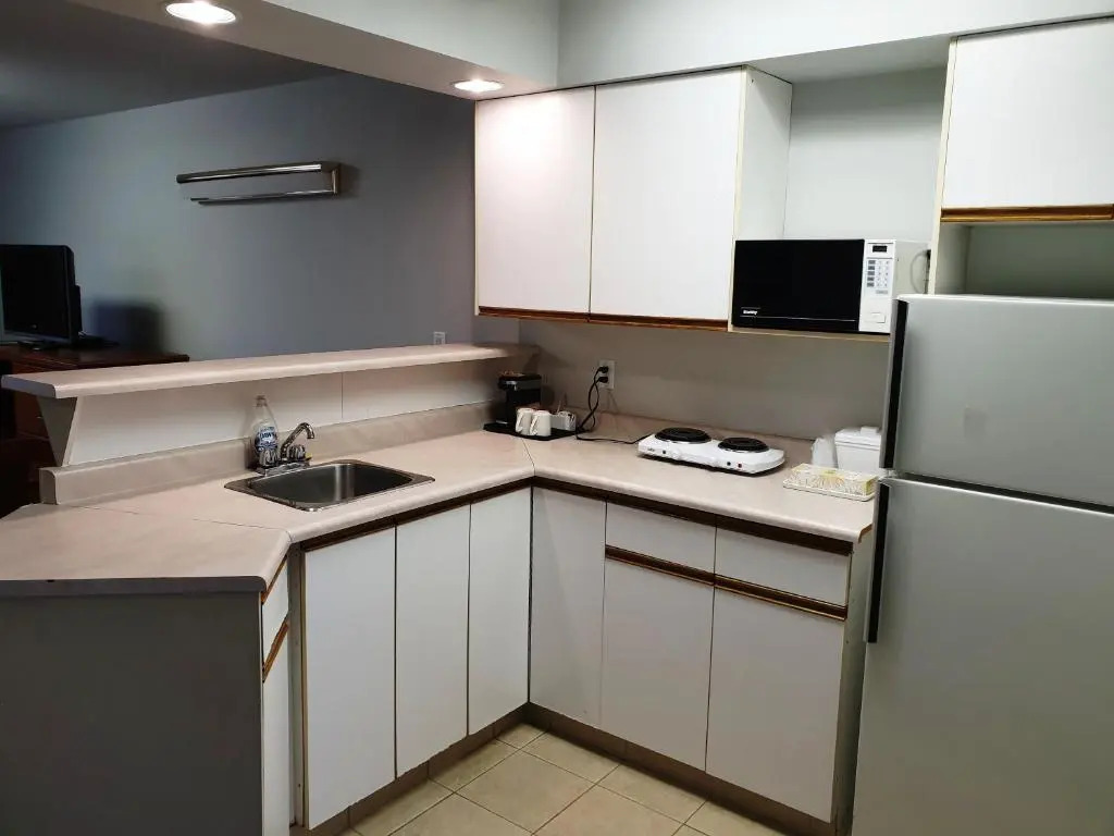 Riverland Inn & Suites