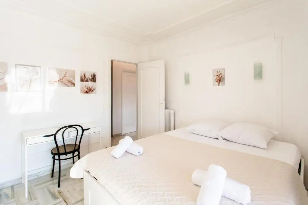 Superb apartment with terrace and sea view near beaches and city center