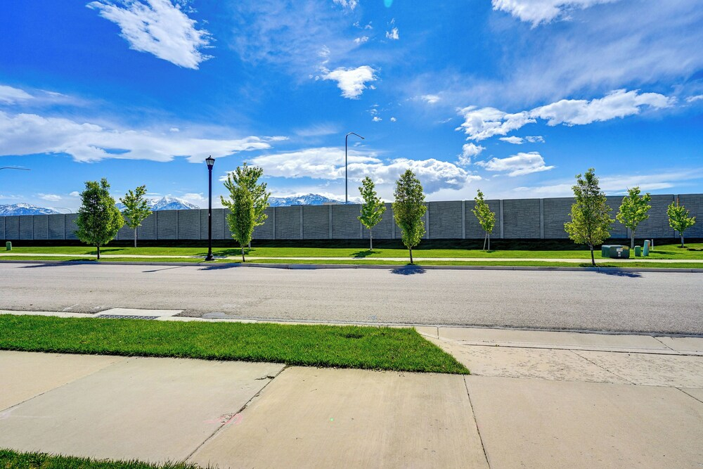 Hike, Golf & Ski: Family Home in South Jordan