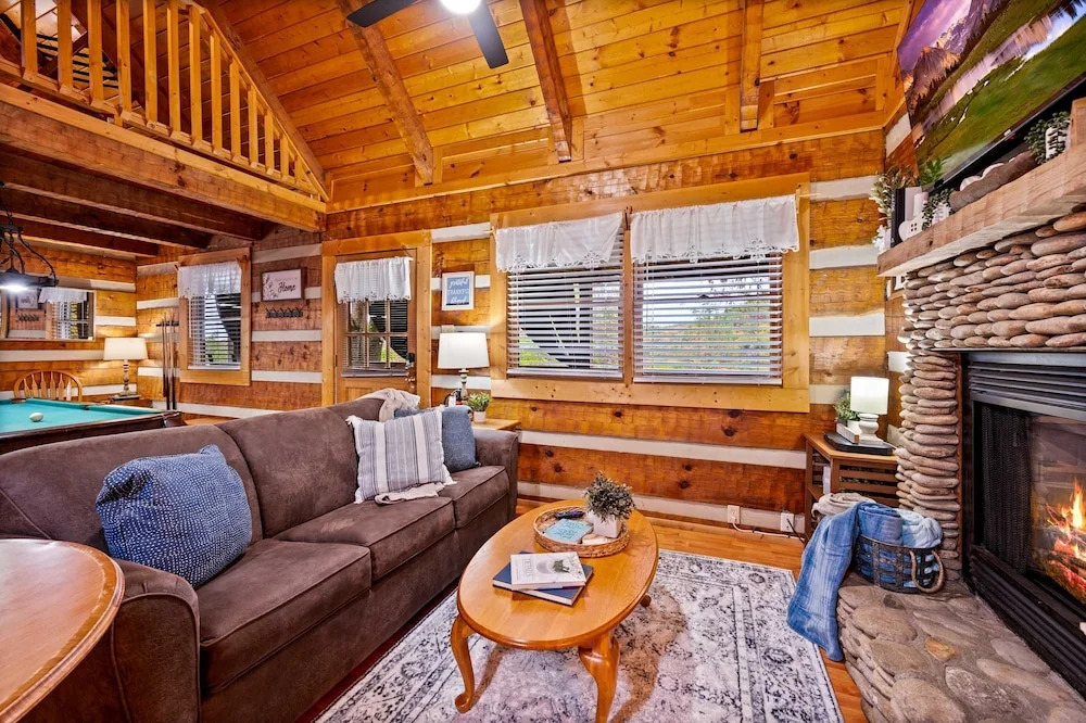 Hot Tub View Pool Table Fireplace Honeymoon