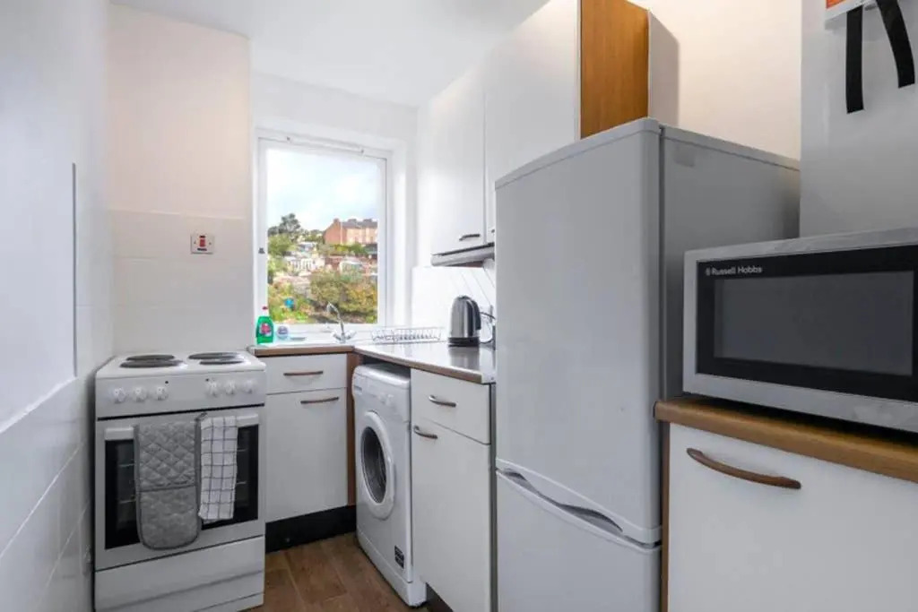 ☆ Bright, 2 Bedroom West End Apartment ☆