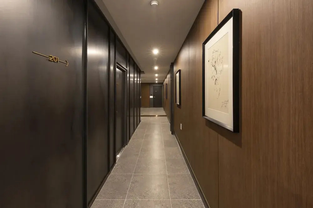 Brown-Dot Hotel Gupo