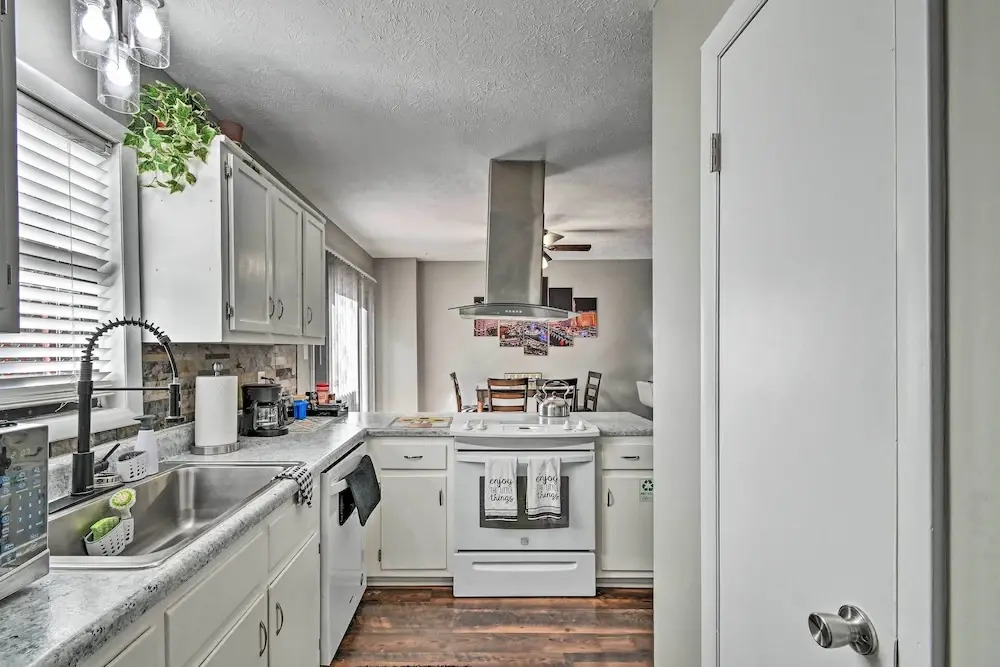 Updated Fayetville Townhome-away-from-home w/ Yard