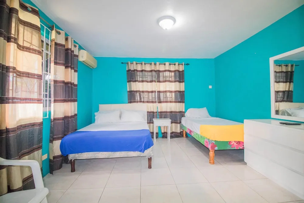 9 bed Villa Montego 10 Minute Walk to the Beach