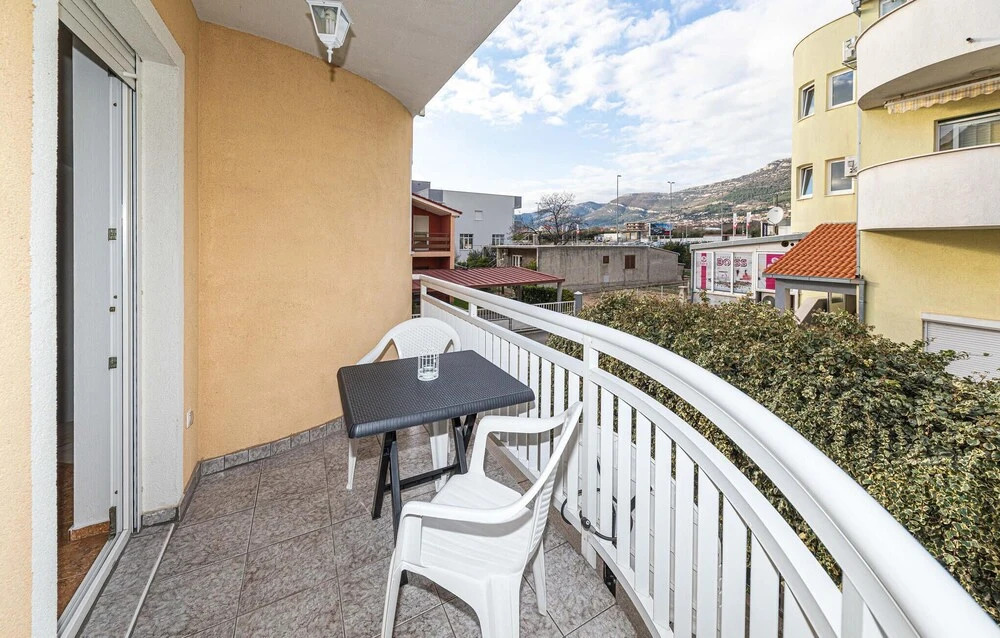 Nice Apartment in Kastel Luksic With Wifi