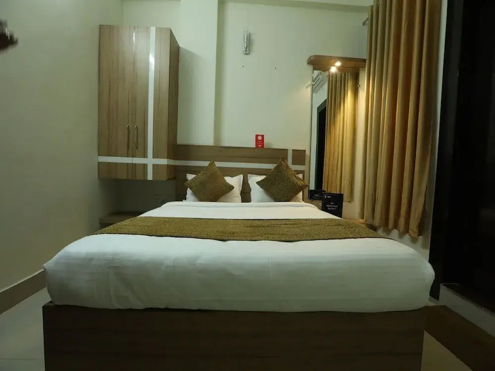 Hotel Queen by OYO Rooms